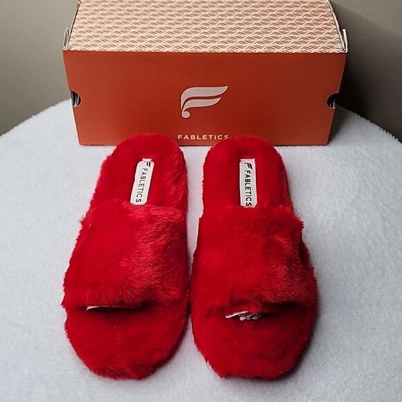 NIB Fabletics Slip On Fur Slippers - Cherry - Size 8 - Picture 1 of 8